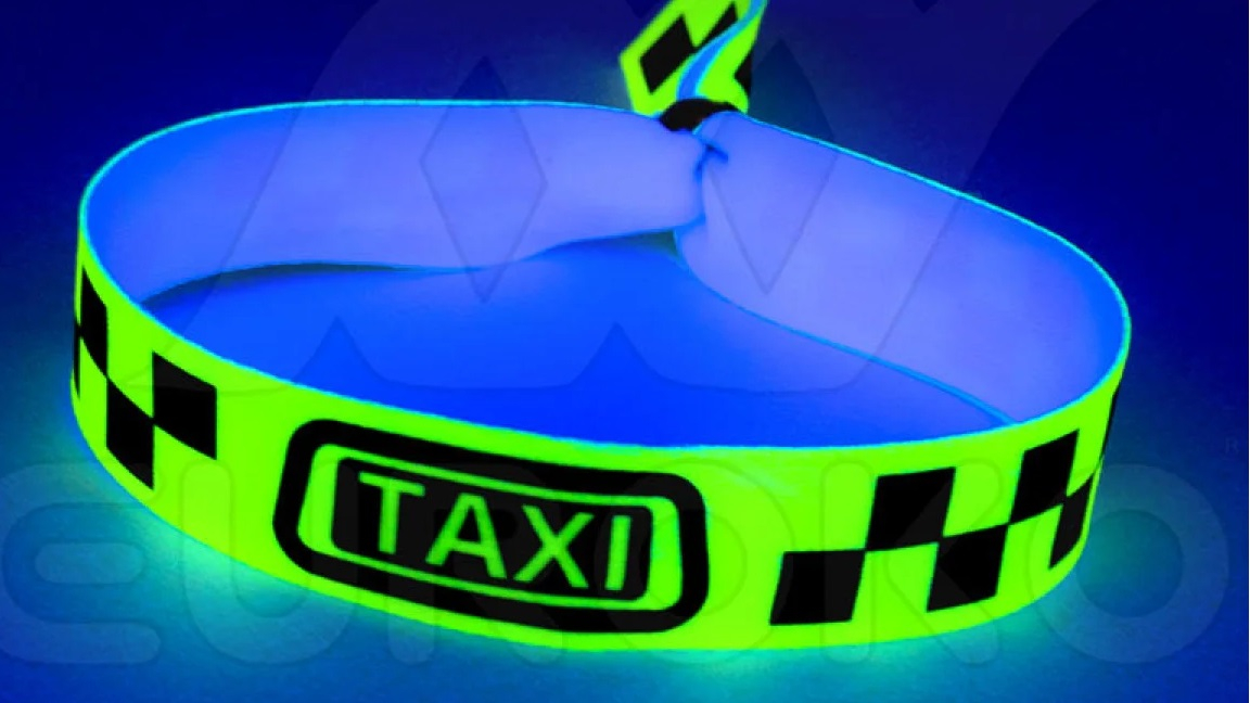 Comfortabel satijn materiaal, perfect voor langdurig festivaldragen.