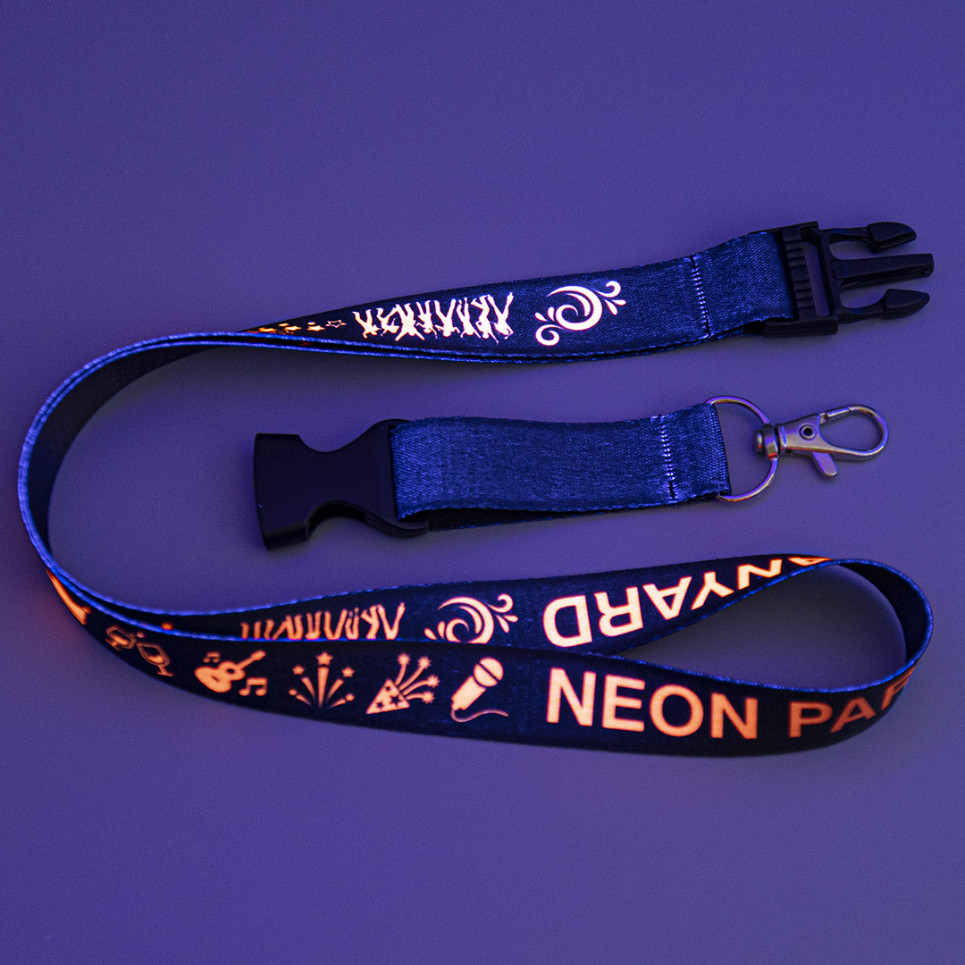 Matériau satin doux avec impression waterproof ultra-résistante.