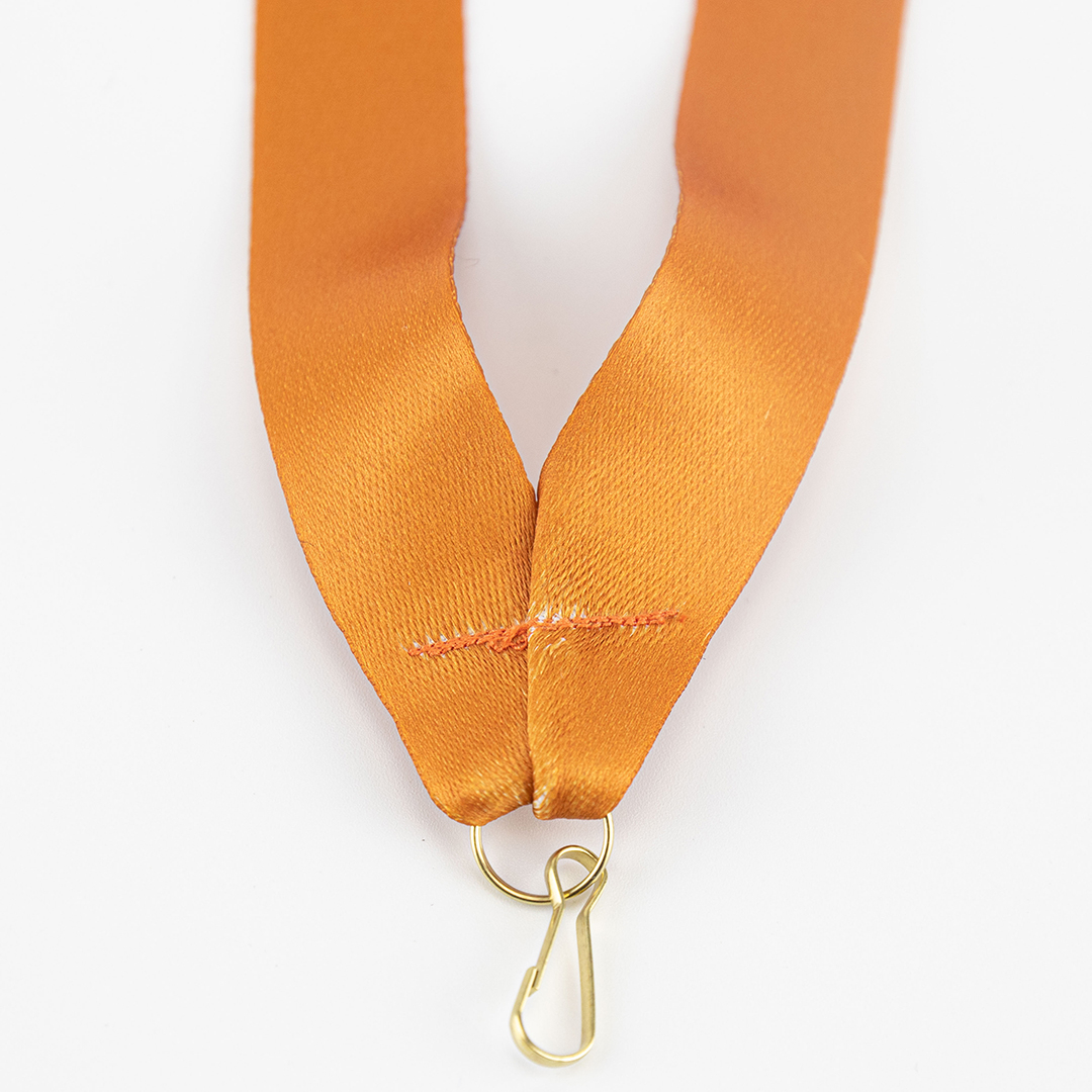 Polyester satiné avec coutures renforcées pour une durabilité optimale.