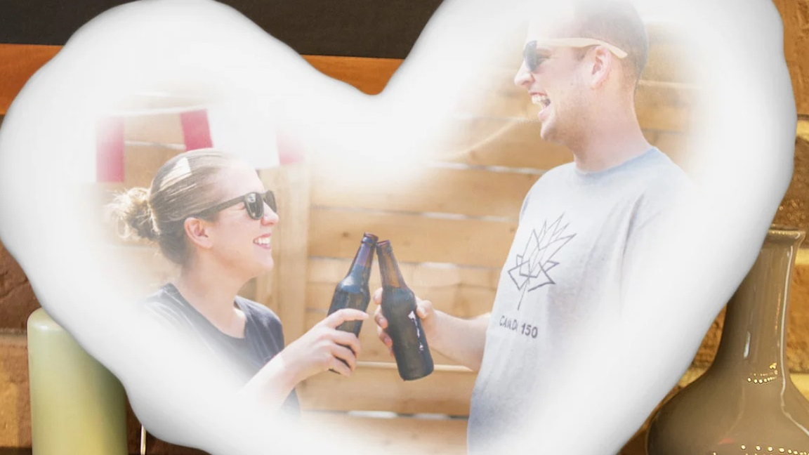 Zacht satijn materiaal met hoogwaardige bedrukking, inclusief vulling.