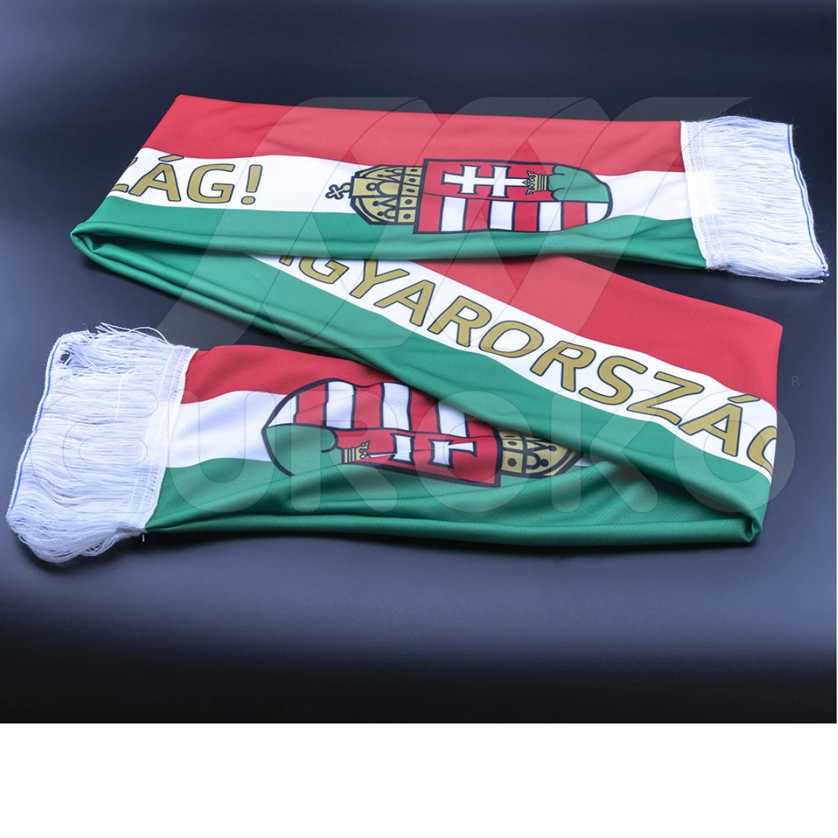 Standaardmaat 130x18cm met klassieke witte franjes voor authentieke look.