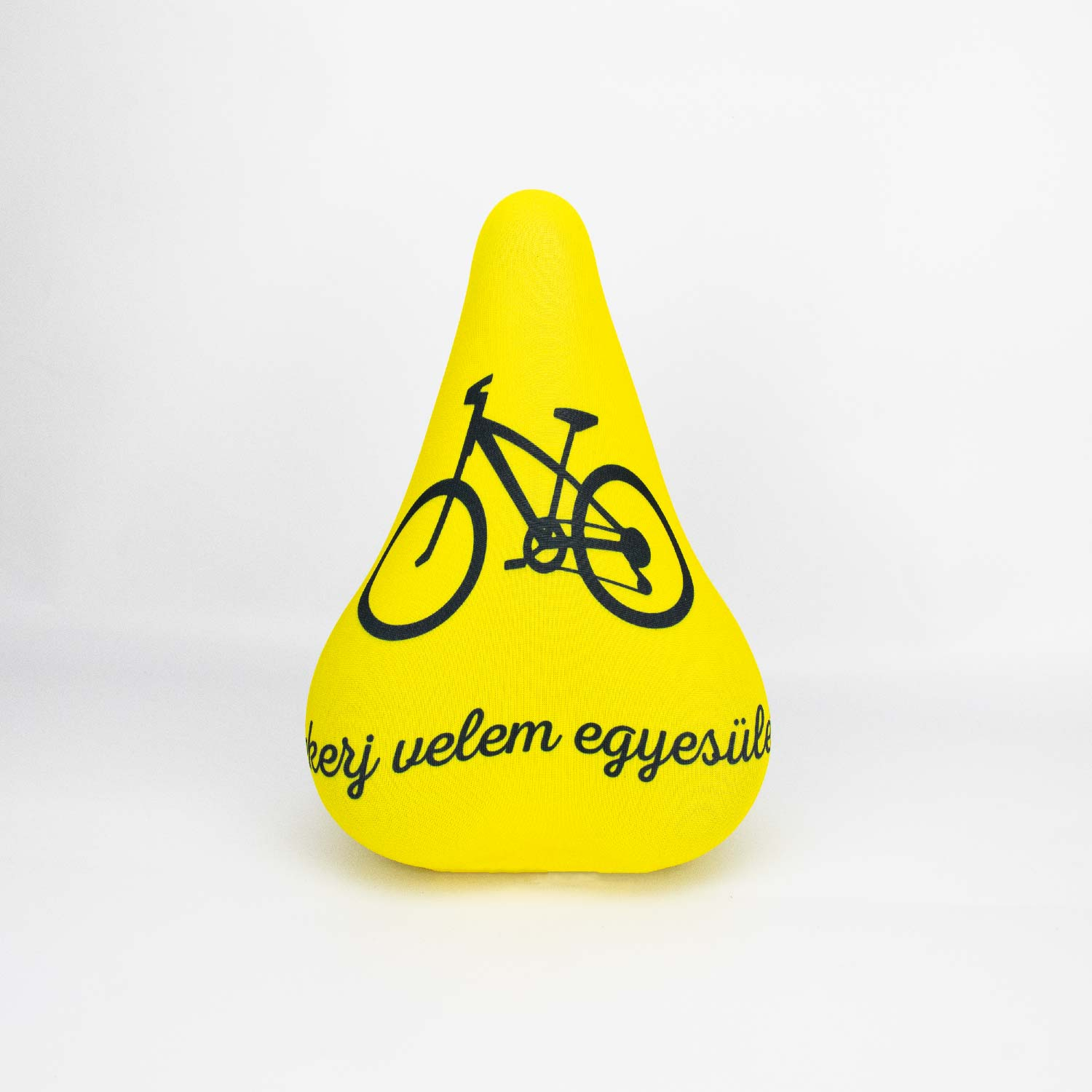 Elastische pasvorm voor een strakke fit op elk standaard zadel.