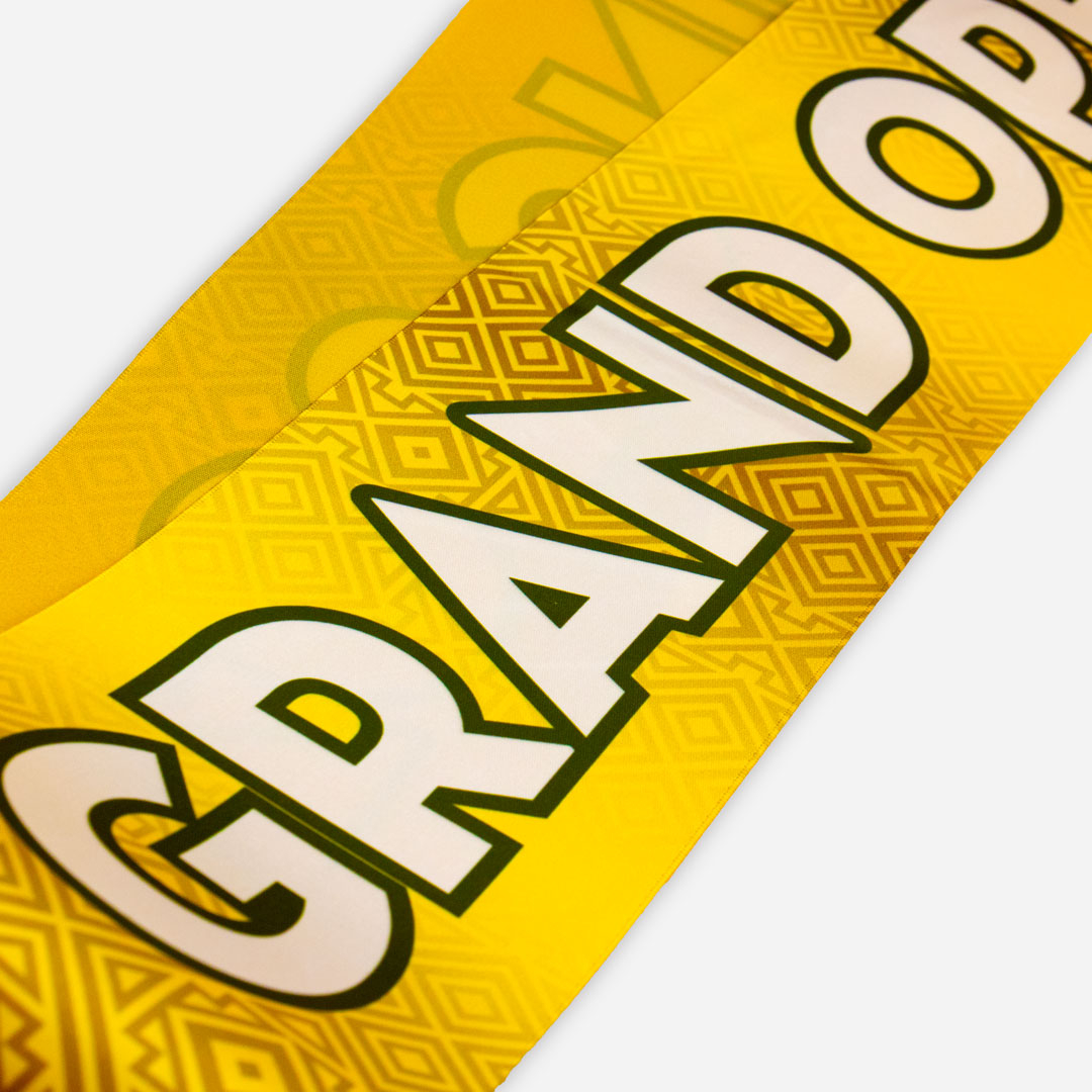 Uw logo en tekst in levendige full color op premium satijn lint.