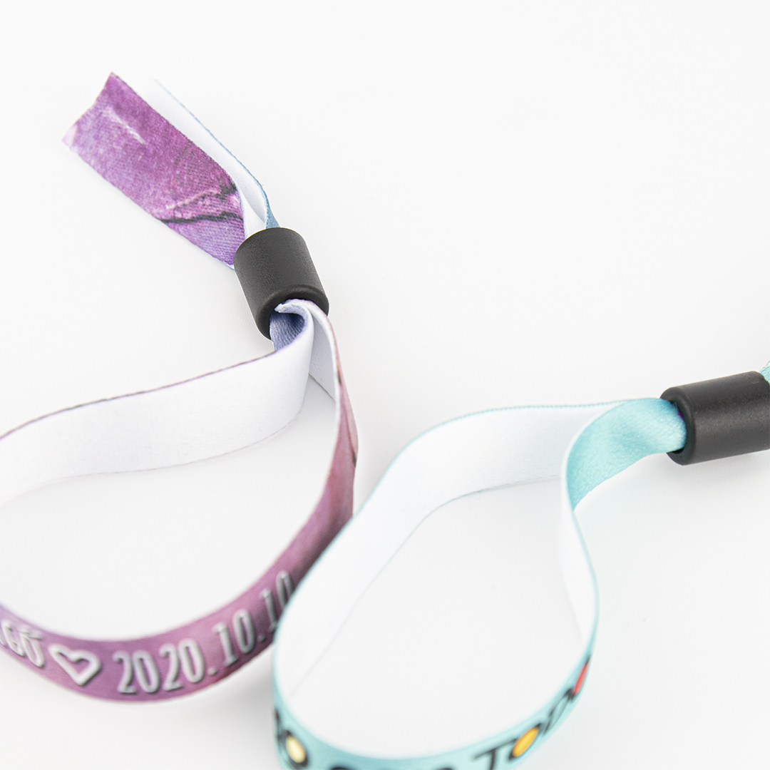 Polyester satiné premium pour un confort optimal et durable.