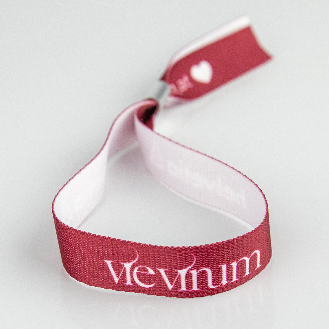 Ervaar de luxe van ons premium geribbeld polyester met satijnen afwerking.