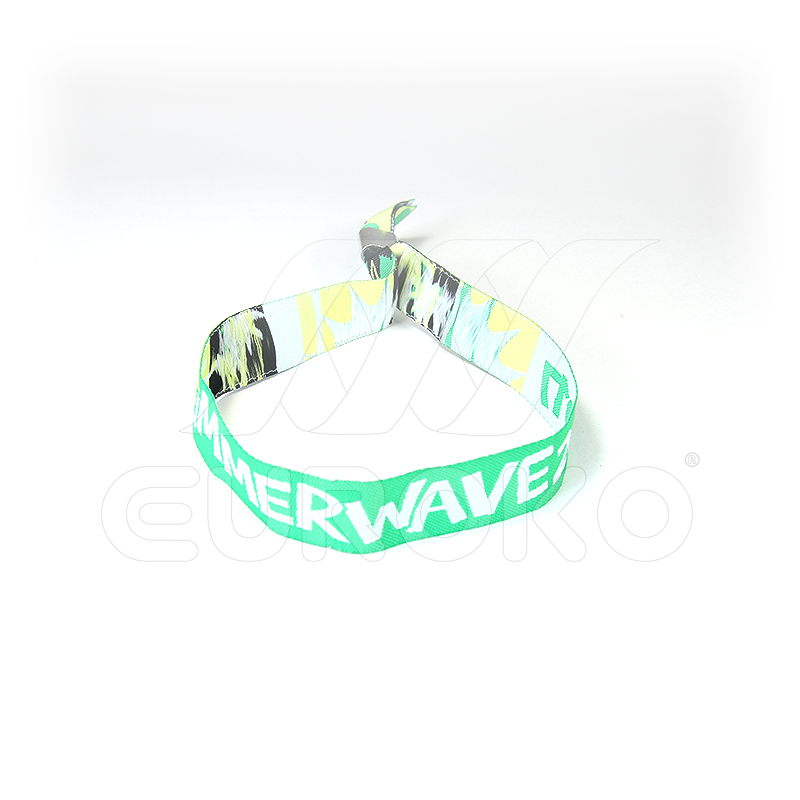 Tissu polyester doux et respirant pour un confort longue durée.