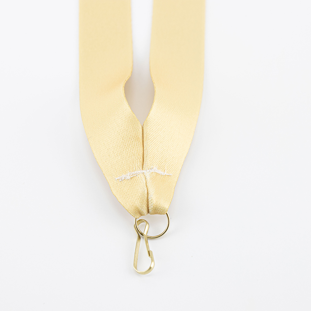 Compleet met stevig bevestigde metalen haak en ring, direct klaar.