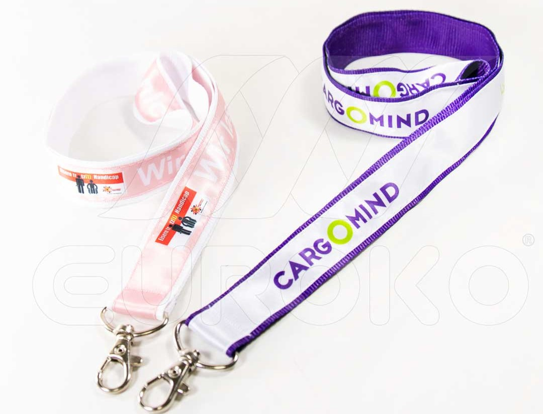 Ontdek onze dubbellaagse constructie: satijn op stevig polyester.