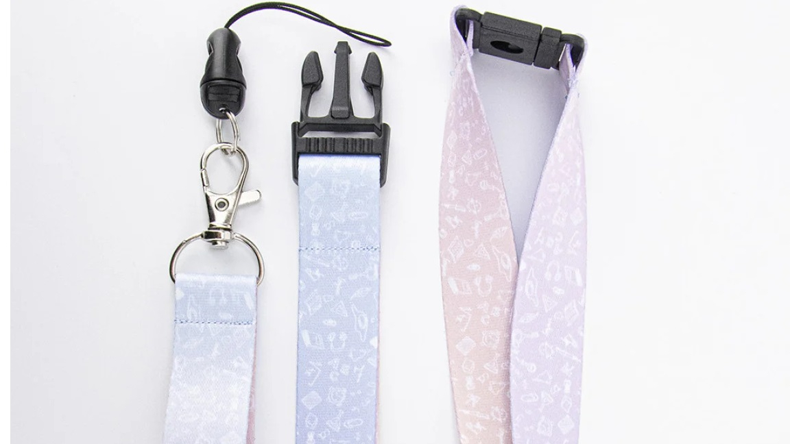 Livré avec mousqueton, clip de sécurité et tous les accessoires inclus.