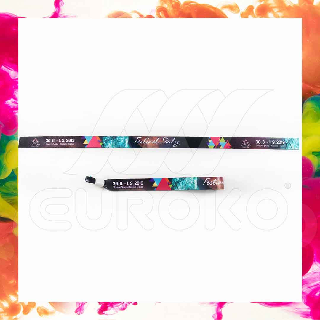 Duurzaam waterbestendig polyester voor meerdaagse festivals.