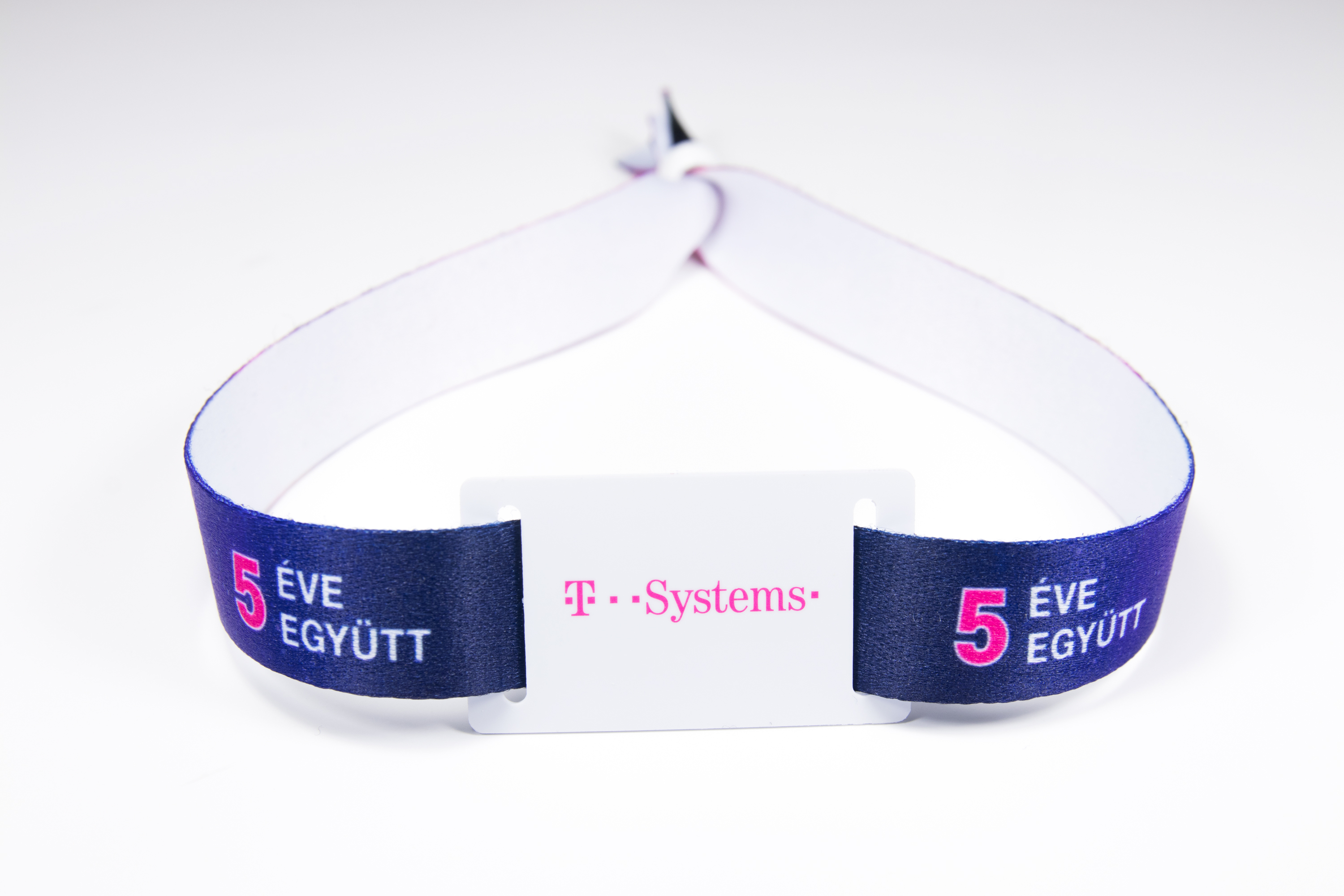 Hoogwaardig polyester satijn voor superieur draagcomfort op elk event.