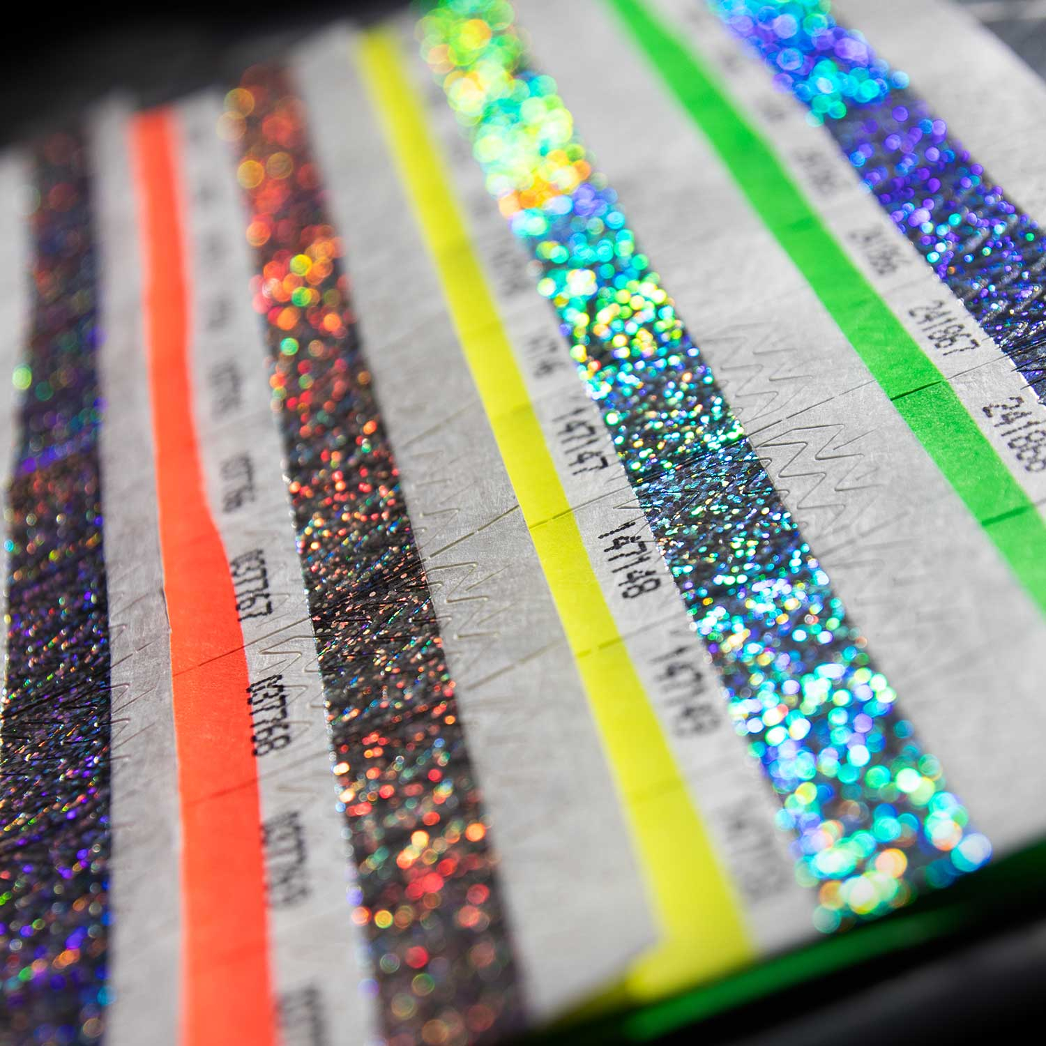 Elk polsbandje heeft een uniek volgnummer voor nauwkeurige tracking.