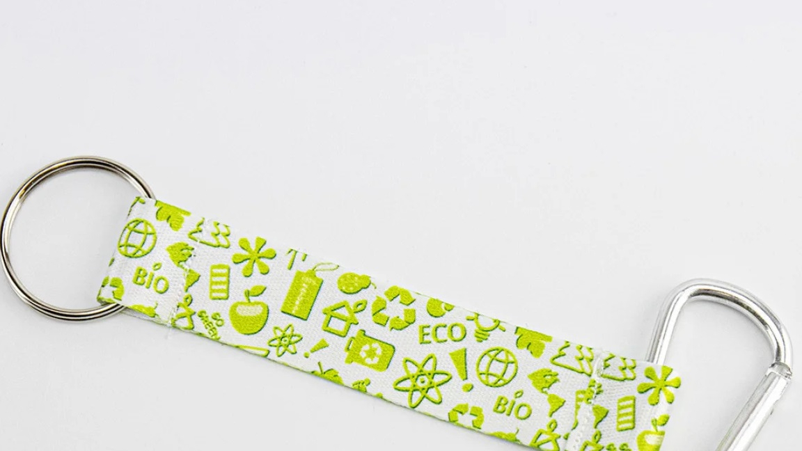 Mousqueton robuste et anneau pour un usage quotidien pratique.