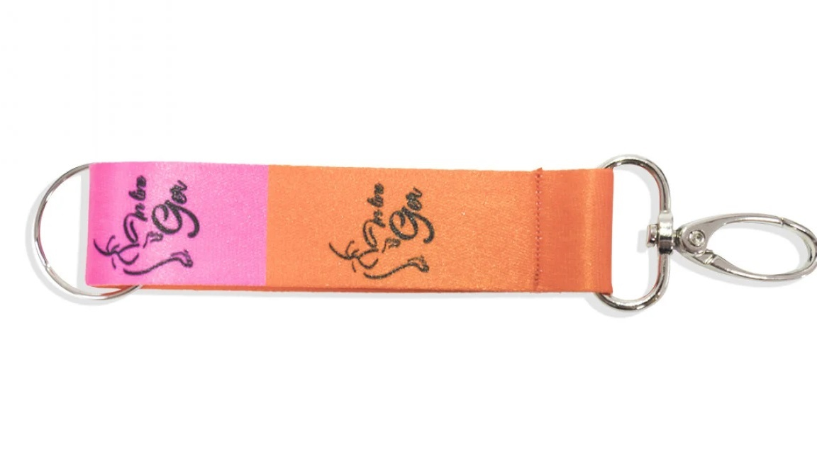 Système innovant avec mousqueton et anneau mobile pour plus de flexibilité.