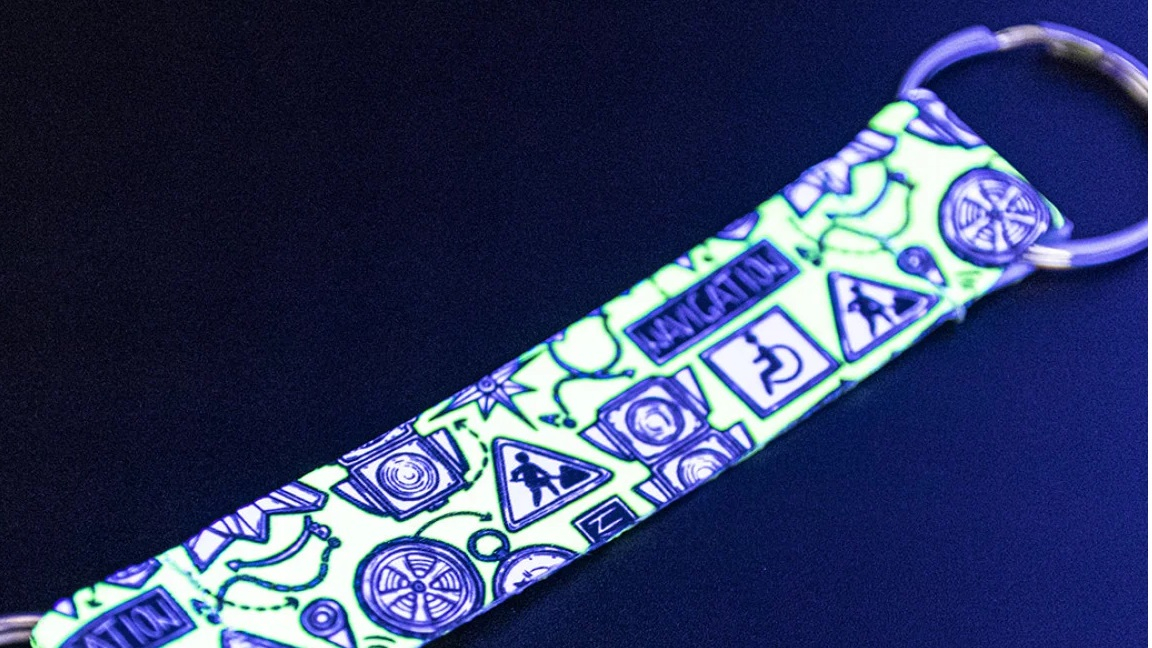 Uw logo licht spectaculair op onder UV-licht voor maximale impact.