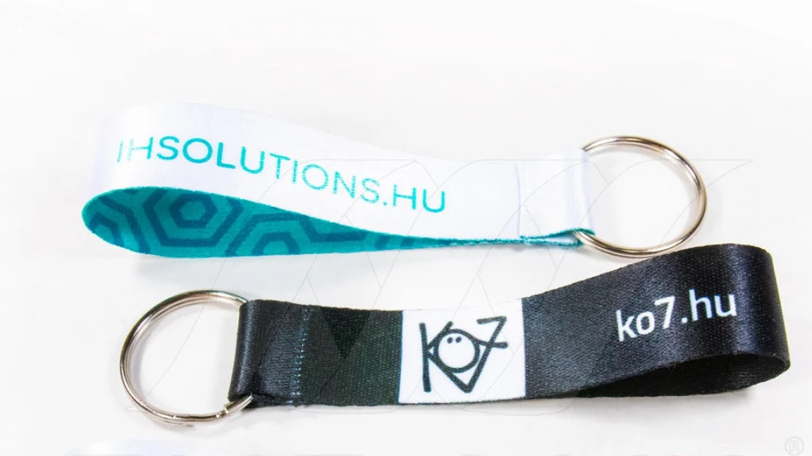 Kies uit polyester of satijn met enkelzijdige of dubbelzijdige print.