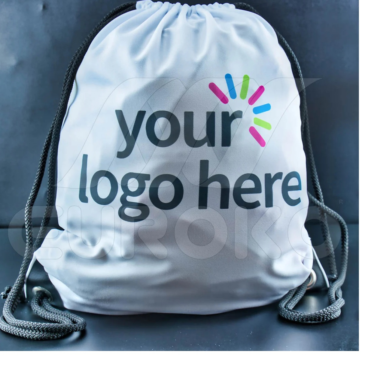 Duurzaam OEKO-TEX® polyester met verstevigde hoeken en metalen oogjes.