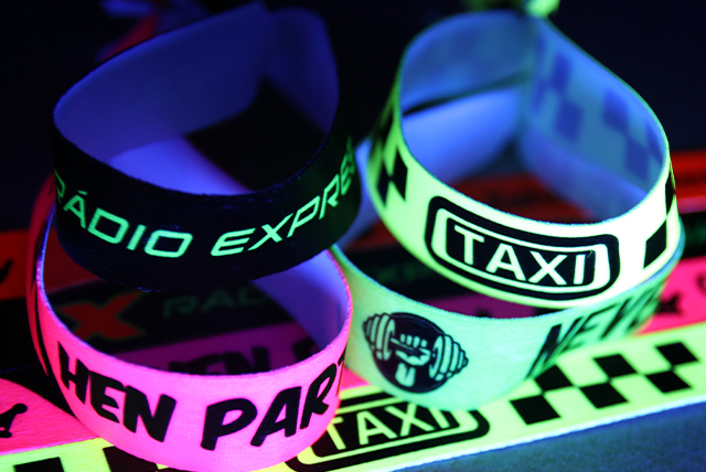 Comfortabel satijn materiaal, perfect voor langdurig dragen op festivals.