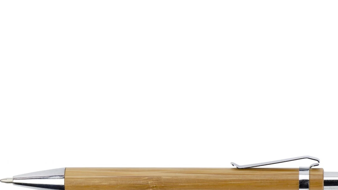 Bambou naturel et finitions métalliques pour un style éco-responsable.