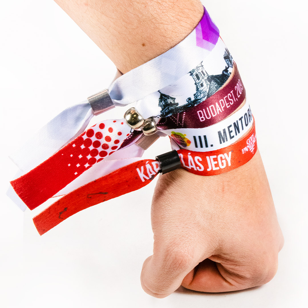 Zacht satijn materiaal voor superieur draagcomfort, zelfs wekenlang.