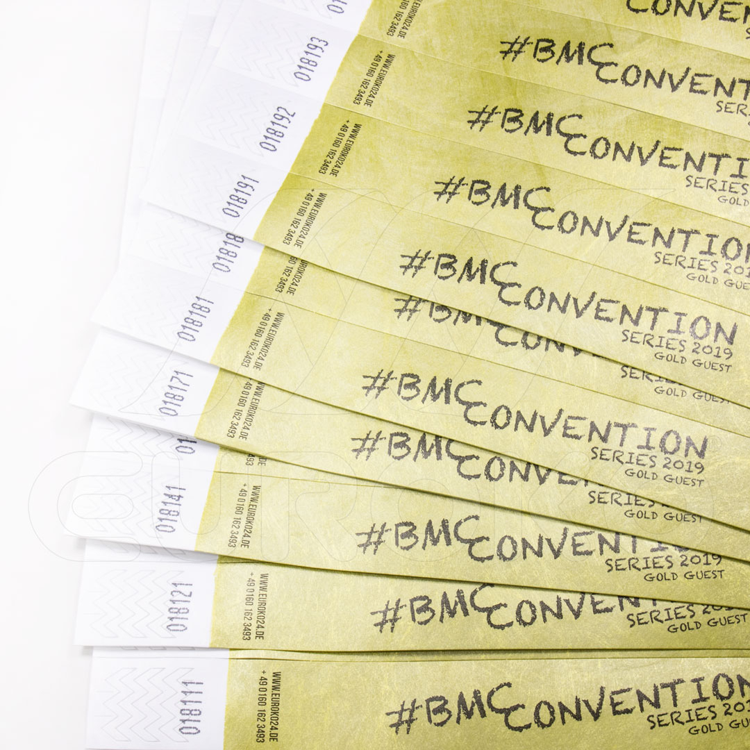 Elk polsbandje voorzien van unieke serienummering voor betrouwbare tracking.