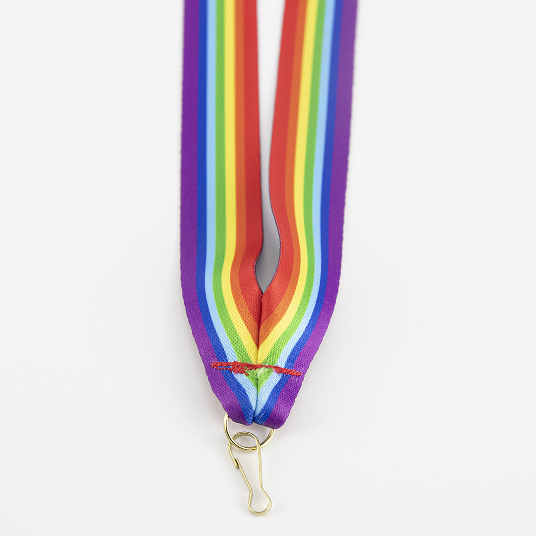 Stevige metalen haak met contrasterende stiksels voor veiligheid.