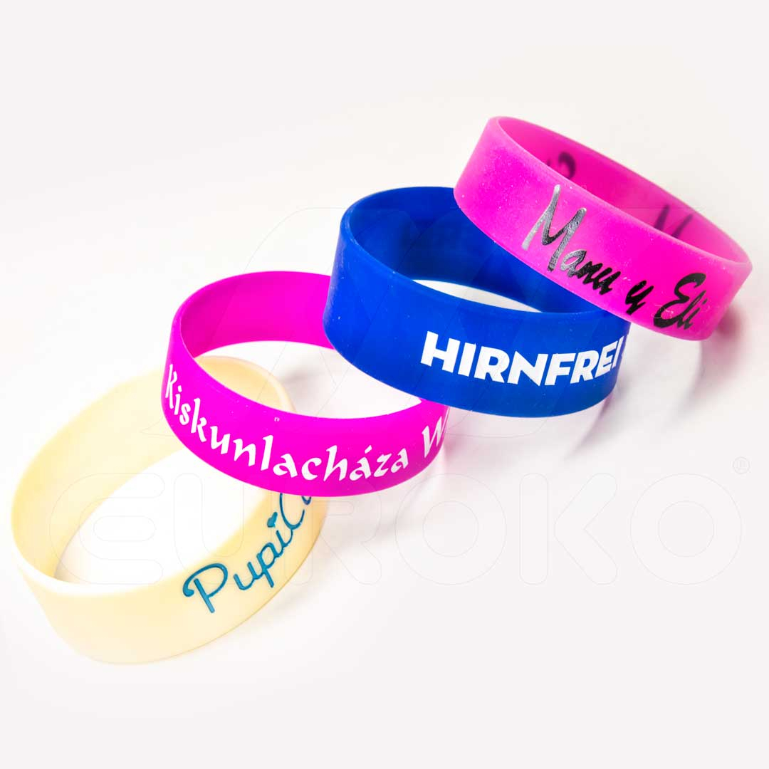 Kies uit talloze kleuren en drukopties voor jouw unieke polsbandje.