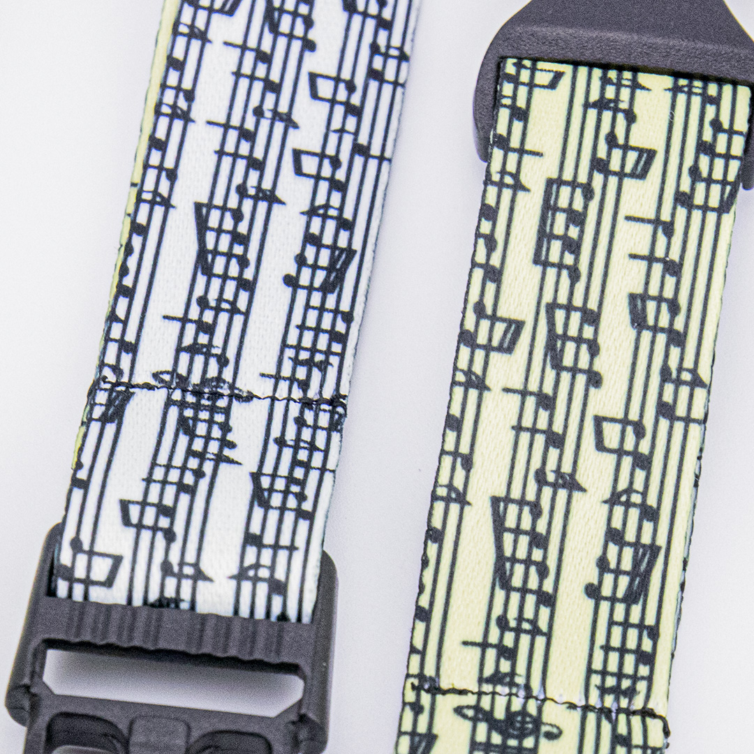 Hoogwaardige print op duurzaam polyester met geribde textuur.